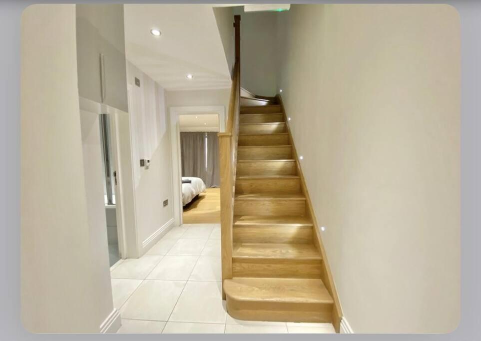 Luxury 4-Bed Apartment With Balcony & Garden, Near Emirates Stadium, 15 Mins To Central Londra Exterior foto