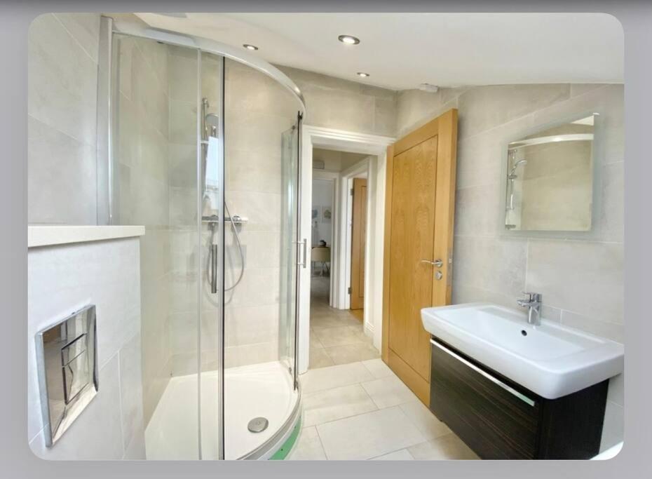 Luxury 4-Bed Apartment With Balcony & Garden, Near Emirates Stadium, 15 Mins To Central Londra Exterior foto