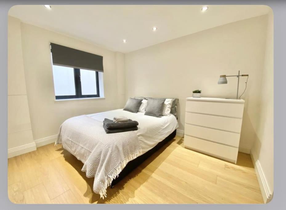 Luxury 4-Bed Apartment With Balcony & Garden, Near Emirates Stadium, 15 Mins To Central Londra Exterior foto