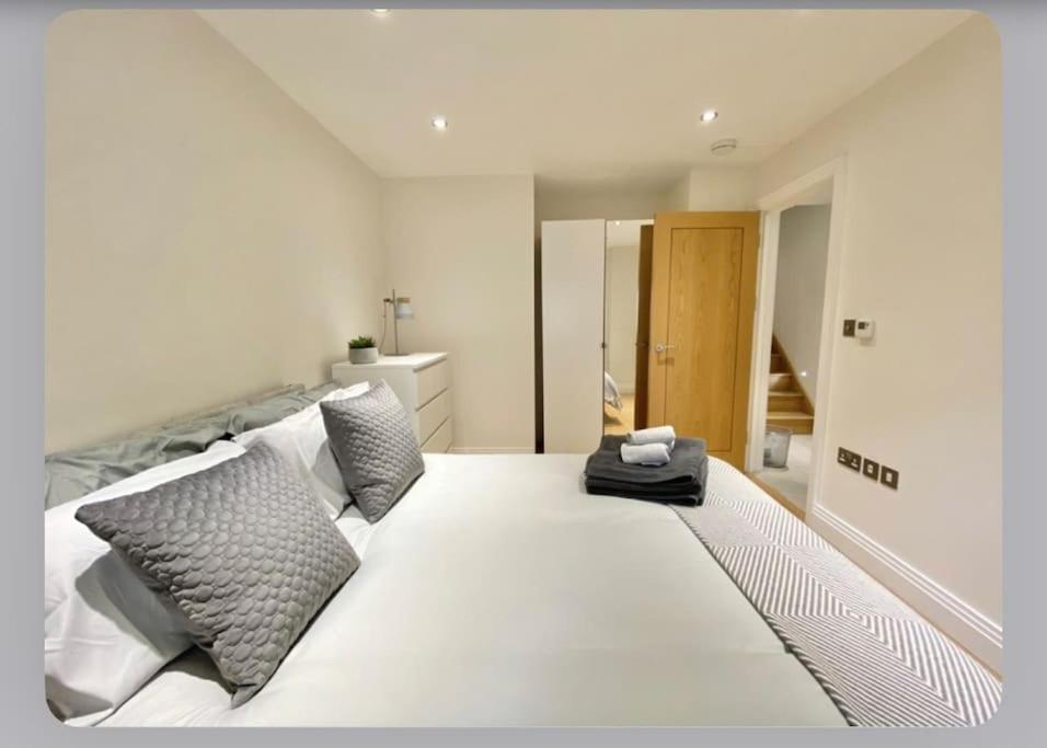 Luxury 4-Bed Apartment With Balcony & Garden, Near Emirates Stadium, 15 Mins To Central Londra Exterior foto