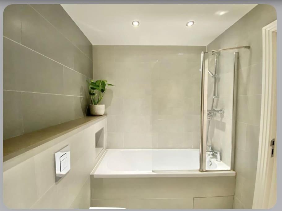 Luxury 4-Bed Apartment With Balcony & Garden, Near Emirates Stadium, 15 Mins To Central Londra Exterior foto