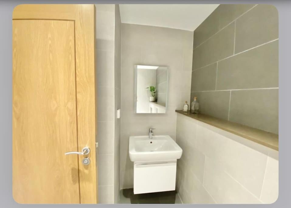 Luxury 4-Bed Apartment With Balcony & Garden, Near Emirates Stadium, 15 Mins To Central Londra Exterior foto