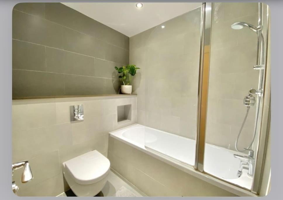 Luxury 4-Bed Apartment With Balcony & Garden, Near Emirates Stadium, 15 Mins To Central Londra Exterior foto