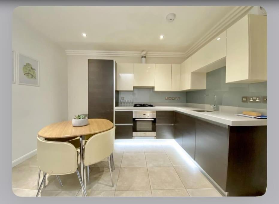 Luxury 4-Bed Apartment With Balcony & Garden, Near Emirates Stadium, 15 Mins To Central Londra Exterior foto