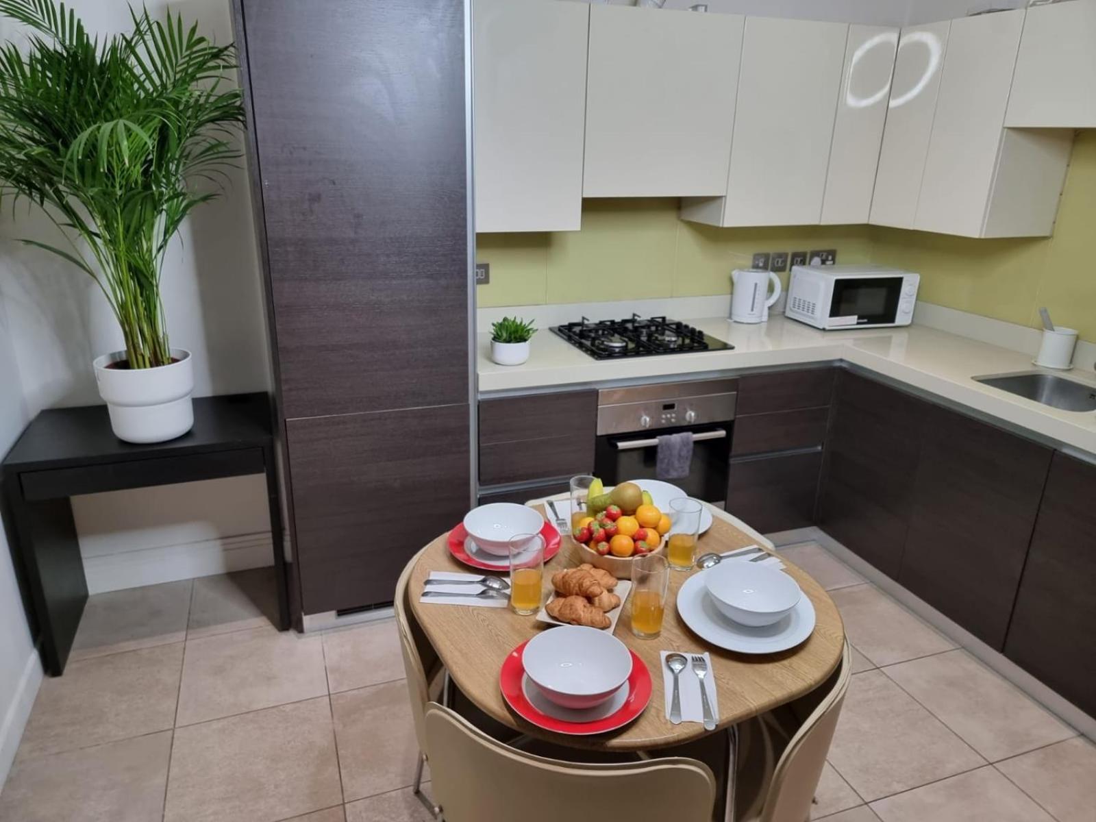 Luxury 4-Bed Apartment With Balcony & Garden, Near Emirates Stadium, 15 Mins To Central Londra Exterior foto